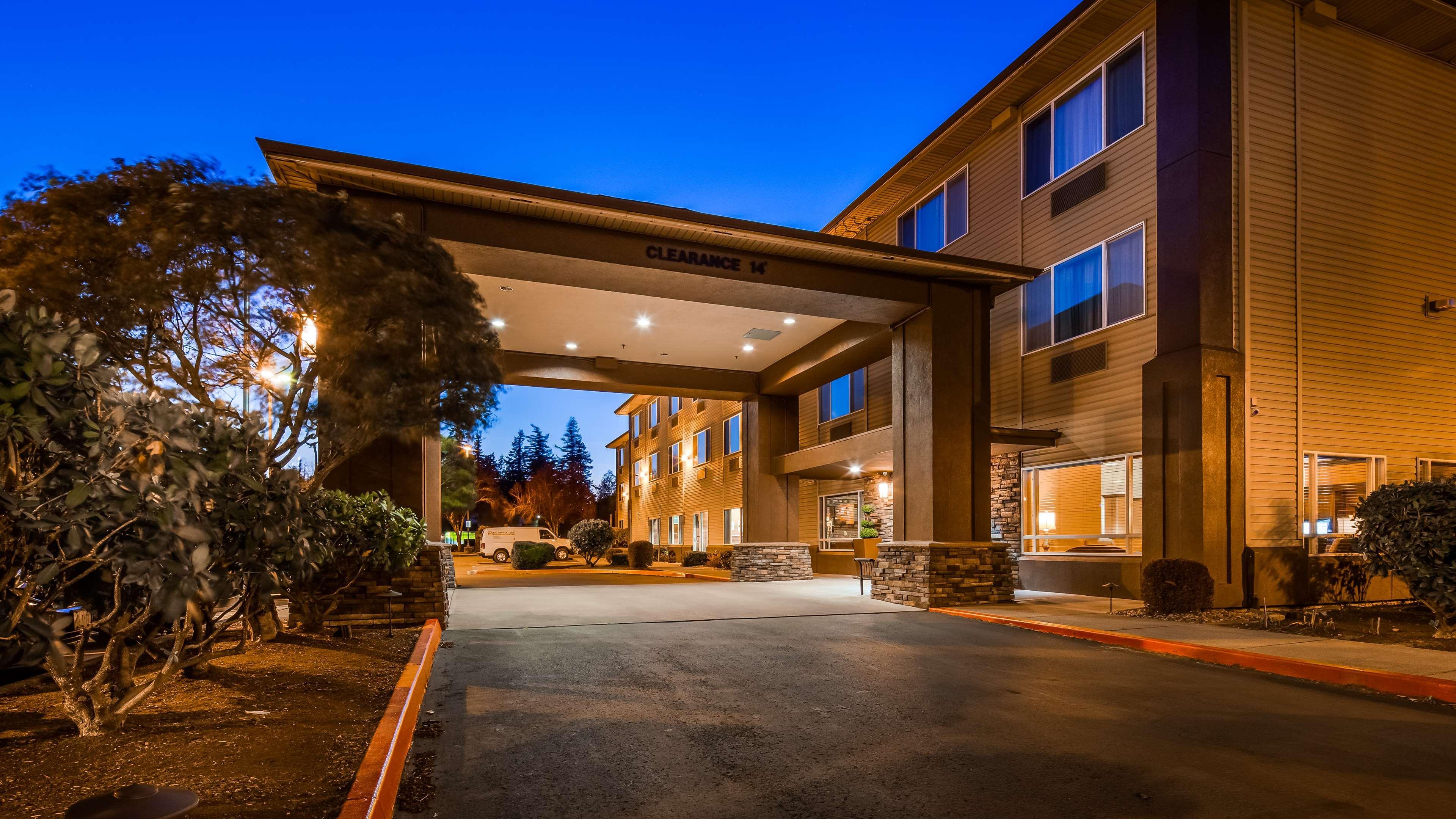 Best Western Cascade Inn & Suites Troutdale Bagian luar foto
