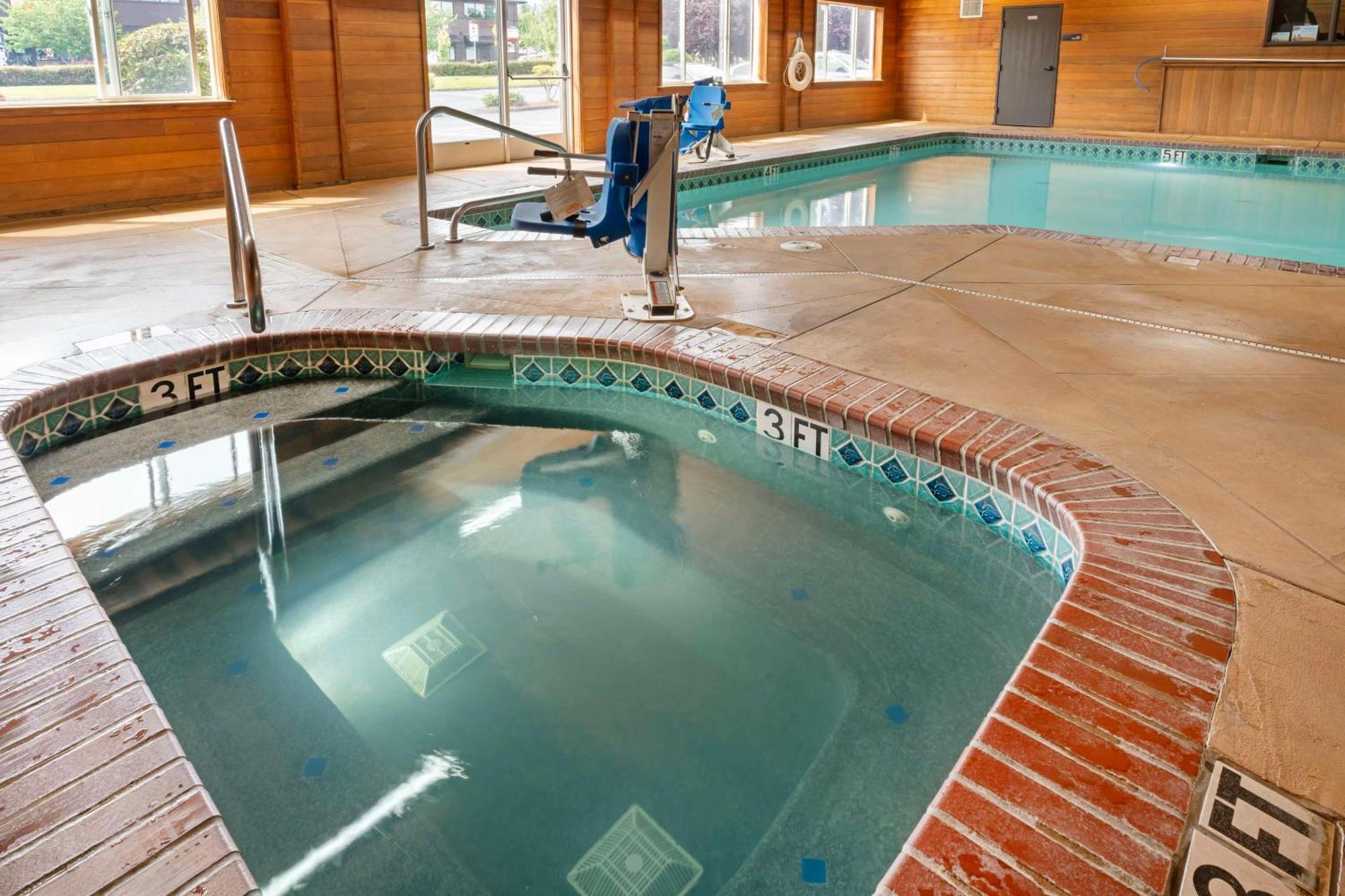 Best Western Cascade Inn & Suites Troutdale Bagian luar foto