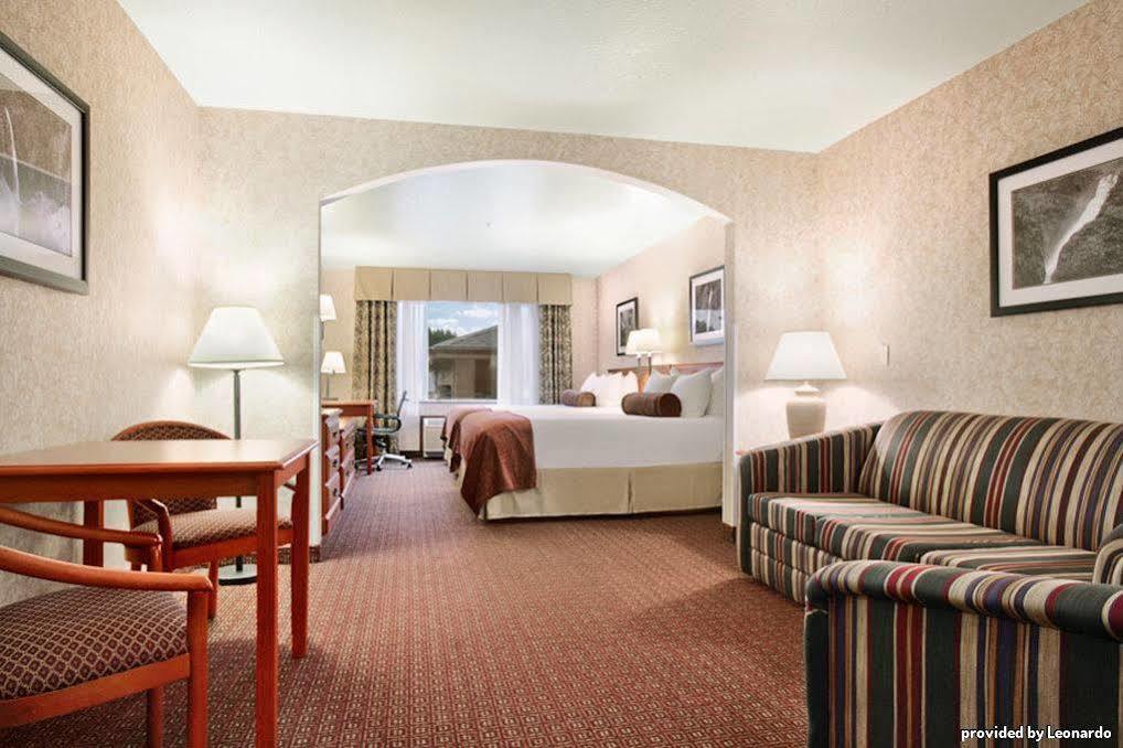 Best Western Cascade Inn & Suites Troutdale Ruang foto